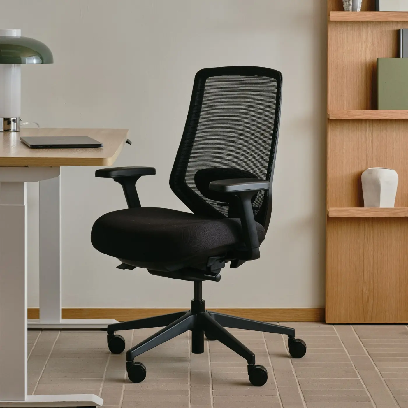 Branch Ergonomic Chair Pro — Black mesh